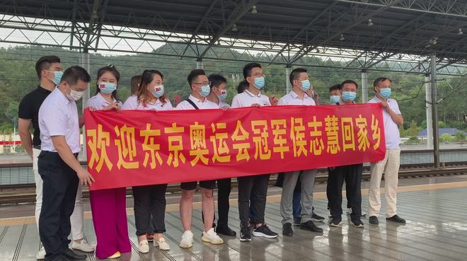 举重冠军抓举挺举分几级_举重分抓举和挺举冠军_举重抓举挺举总成绩三个金牌